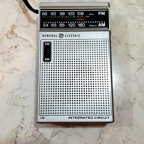 Vintage General electric portable radio - Picture 1 of 2
